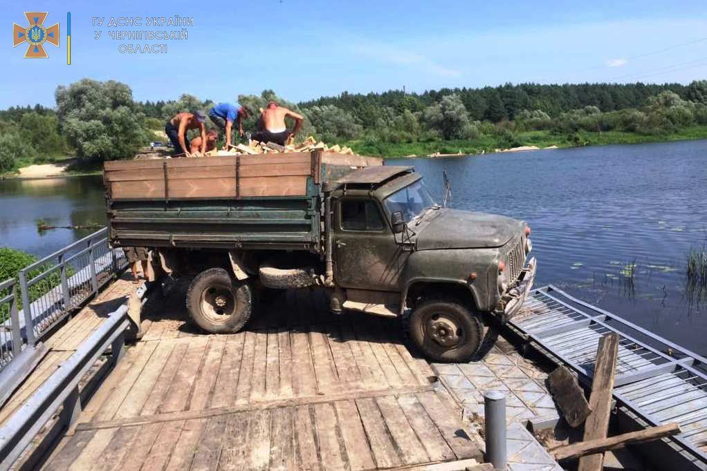 ДТП на Чернігівщині: вантажівка зруйнувала частину мосту та заблокувала рух транспорту (ФОТО)