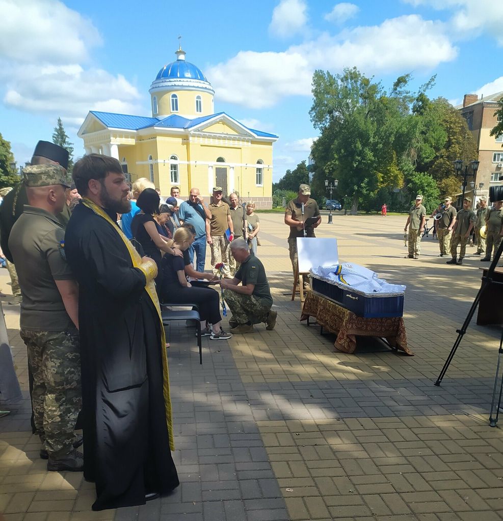 На Чернігівщині провели в останню путь 35-річного військового (ФОТО)