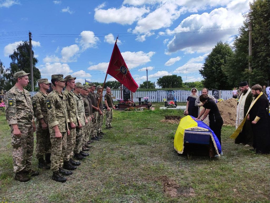 На Чернігівщині провели в останню путь 35-річного військового (ФОТО)