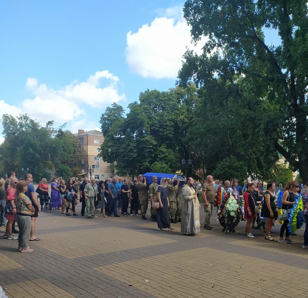 На Чернігівщині провели в останню путь 35-річного військового (ФОТО)