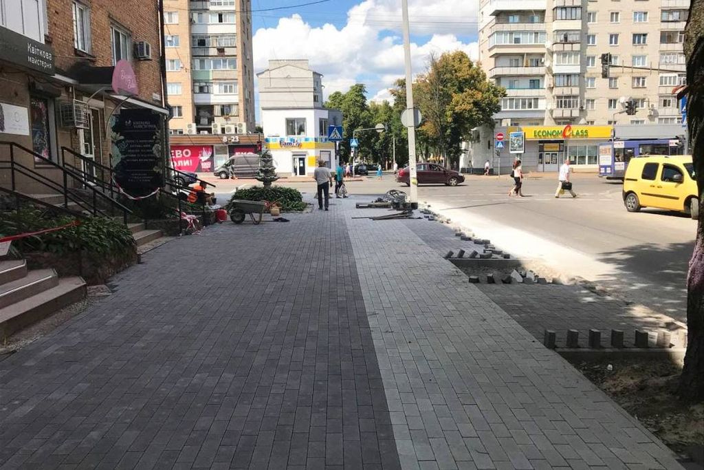 Вулиця Мстиславська. Ремонт тротуарів на фінішній прямій (СВІЖІ ФОТО)