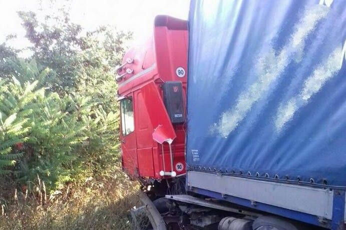 На Чернігівщині вантажівка заблокувала проїзд через міст