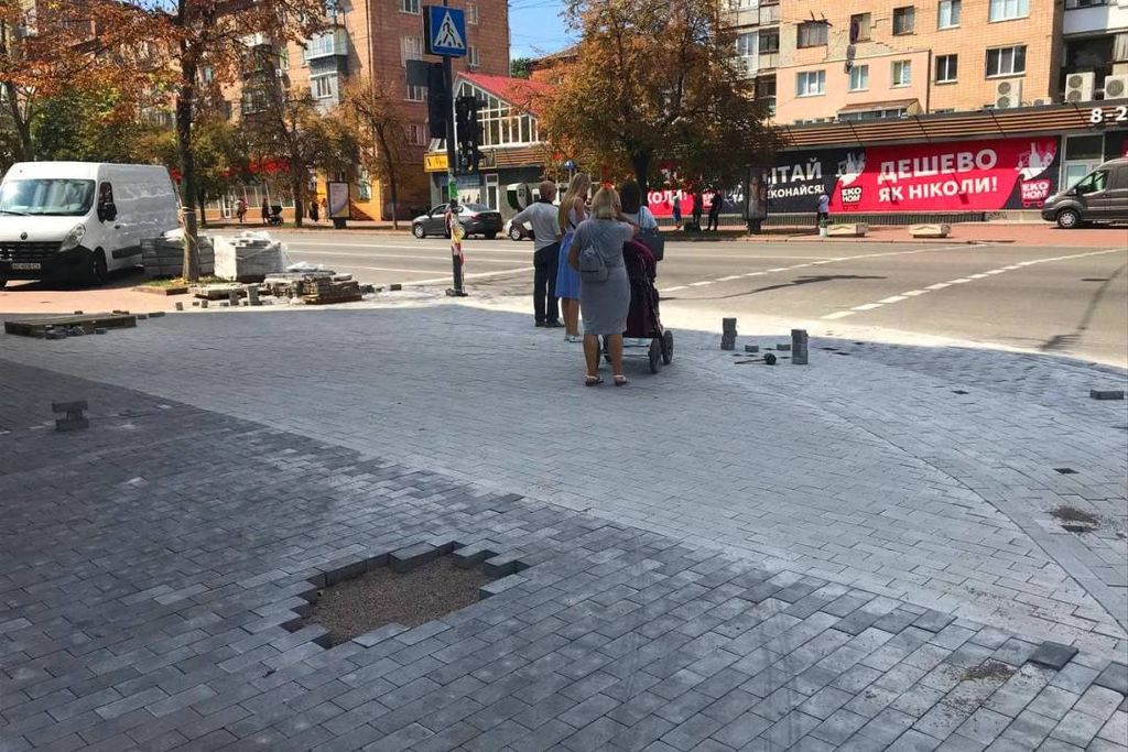 Вулиця Мстиславська. Ремонт тротуарів на фінішній прямій (СВІЖІ ФОТО)
