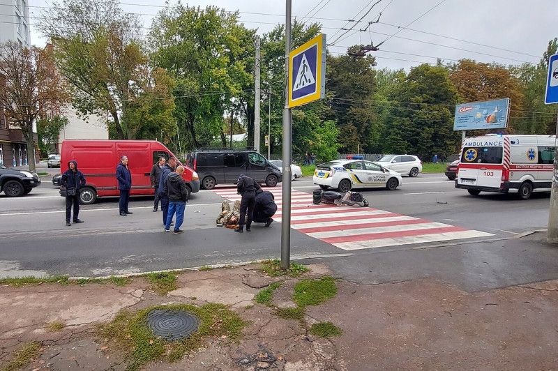 У Чернігові біля «Політехніки» автівка збила мопедиста (Фотофакт)