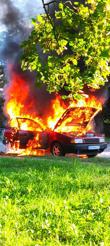 У Чернігові на проспекті загорівся автомобіль (Відеофакт, Фото)