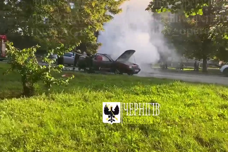 У Чернігові на проспекті загорівся автомобіль (Відеофакт, Фото)