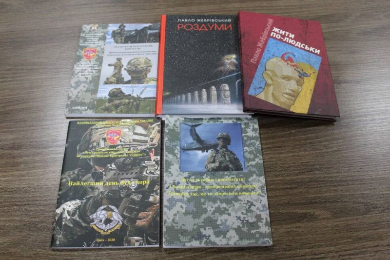 Новітні методичні посібники для студентів військової кафедри передали студентам у Чернігові