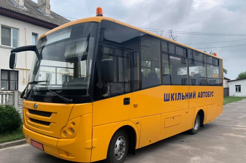 10 шкільних автобусів поїхали у громади Чернігівщини