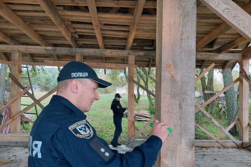 На Чернігівщині поліцейські повідомили про підозру співробітнику лісництва у підробленні документів і розтраті майна