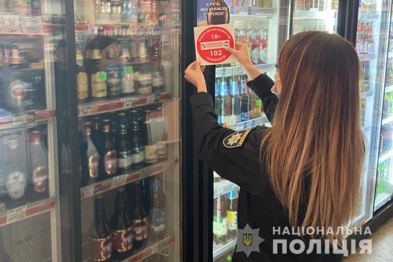 Поліцейські Чернігівщини нагадали підприємцям про відповідальність за продаж алкоголю неповнолітнім