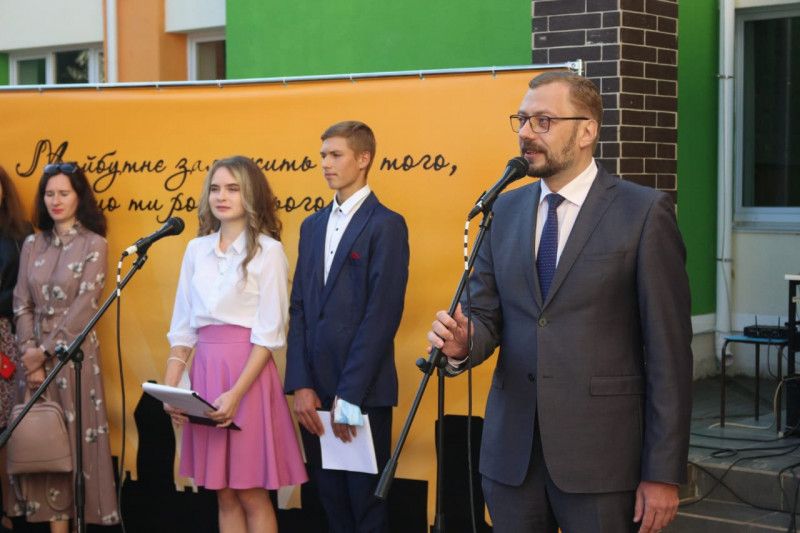 В’ячеслав Чаус передав Городнянському ліцею ключі від нового шкільного автобуса