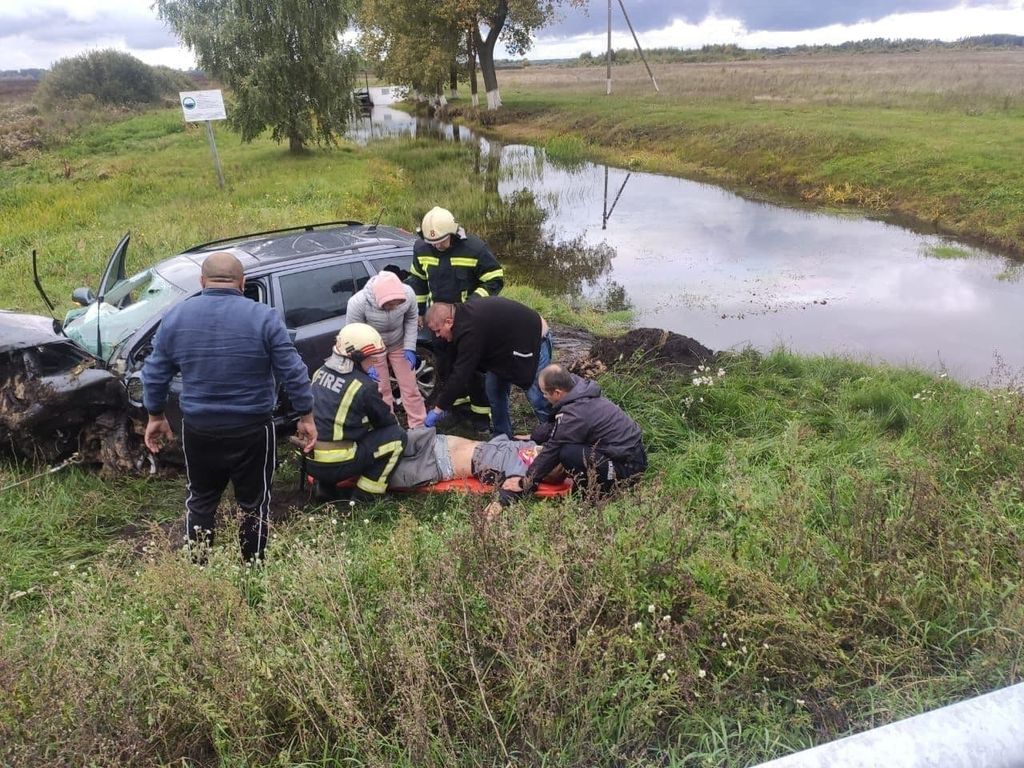 Автівка впала в меліоративний канал: на Чернігівщині у ДТП загинула людина, ще дві у лікарні. ФОТО