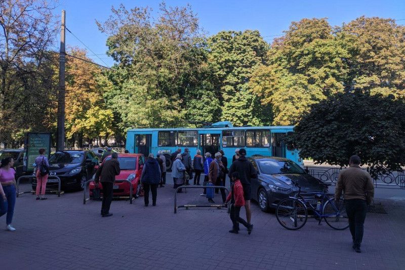 У центрі Чернігова задимівся тролейбус (Фотофакт)