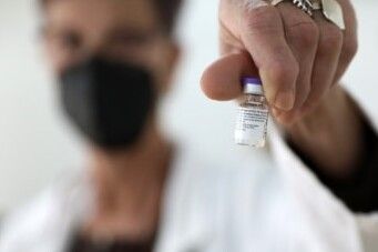 На кінець робочого тижня першу дозу вакцини на Чернігівщині отримали 56% освітян. Другу – 38,6%