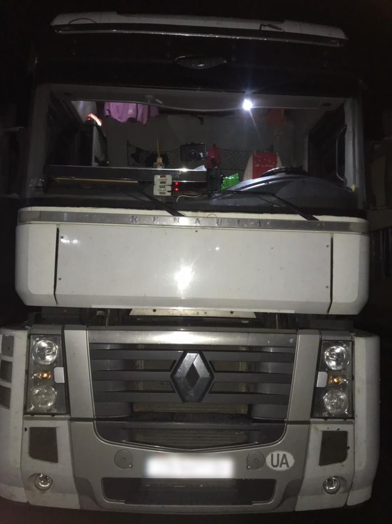 На кордоні у водія вилучили вантажівку через контрабанду цигарок. ФОТО