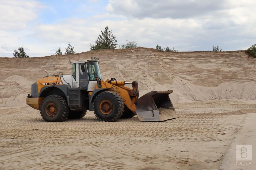 Розриті вулиці, зупинений ремонт: Чернігову не вистачає 4-5 тисяч тонн піску