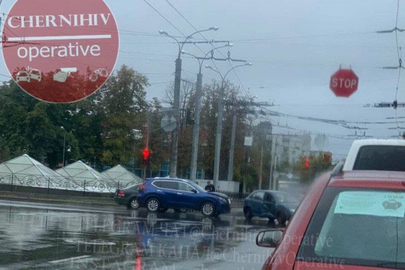 У Чернігові на перехресті не розминулися дві автівки (Фотофакт)
