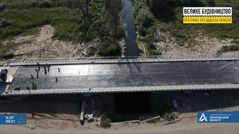 На новому мосту через річку Удай під Прилуками нанесено шар гідроізоляції