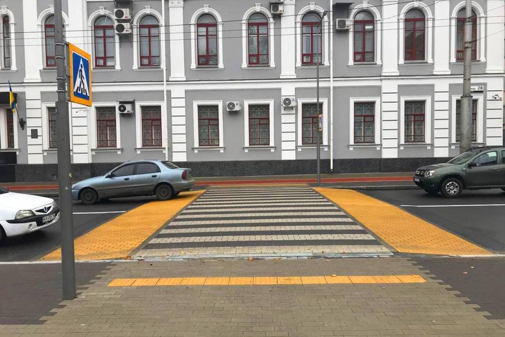 У Чернігові біля будівлі СБУ збудували підвищений пішохідний перехід. ФОТО