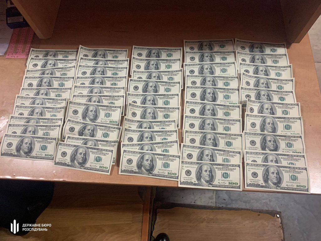 5 тисяч доларів — слідчому: топ-чиновницю Держгеокадастру з Чернігівщини затримали на хабарі
