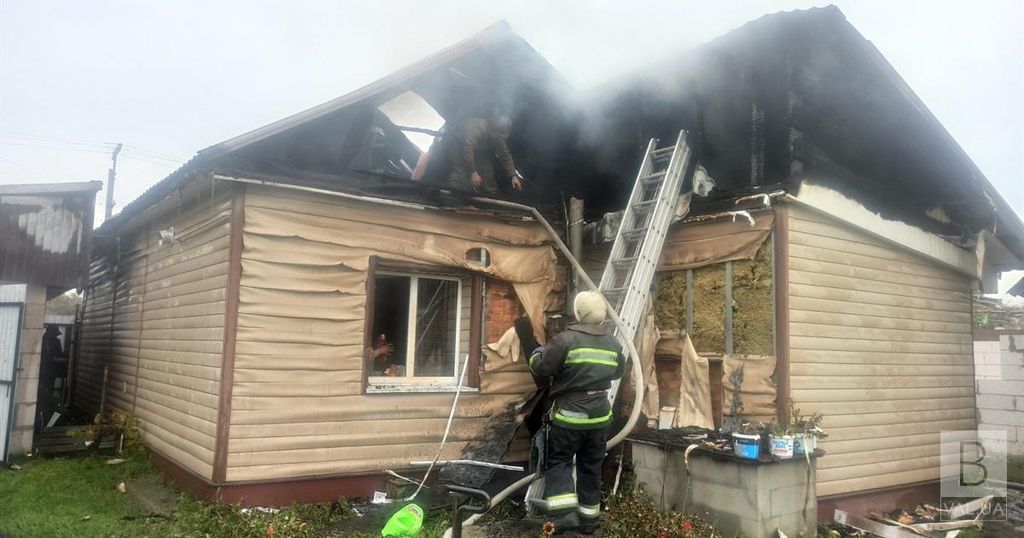 На Чернігівщині сім’я дивилася телевізор, коли загорівся їх будинок
