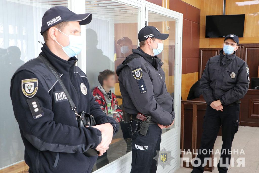 Суд взяв під варту всіх підозрюваних у вбивстві поліцейського в Чернігові. ФОТО