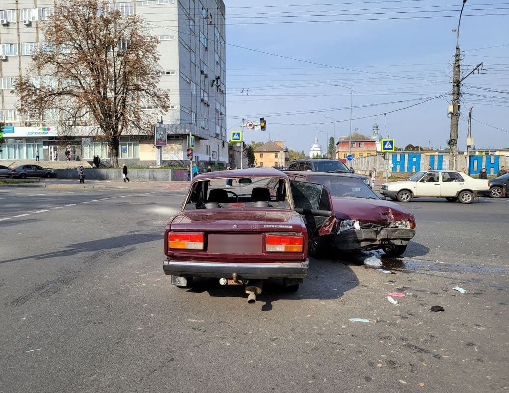 У центрі Чернігова зіткнулися два «ВАЗи: троє людей постраждали. ФОТО