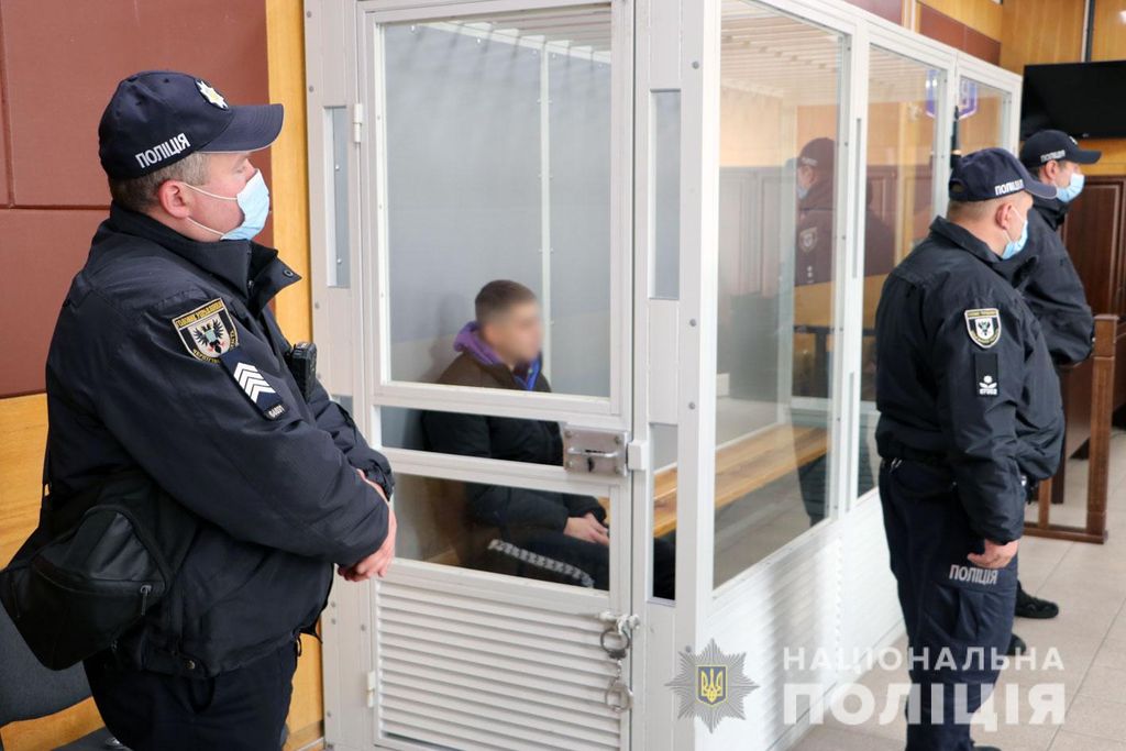 Суд взяв під варту всіх підозрюваних у вбивстві поліцейського в Чернігові. ФОТО