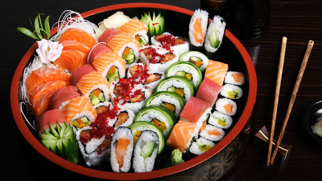 Врач-терапев объяснила, почему суши и роллы нужно есть с осторожностью
