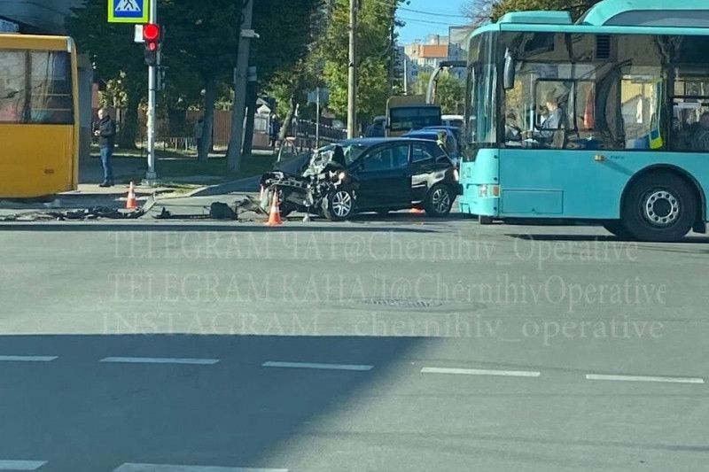 ДТП із тролейбусом у Чернігові: постраждали 4 особи - новости Чернигова