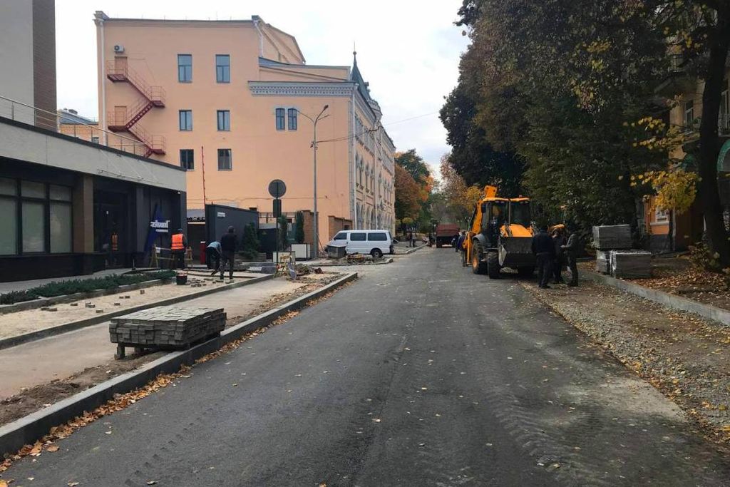 На вулиці Святомиколаївській збільшили площу тротуару, незабаром його оздоблять клінкерною цеглою