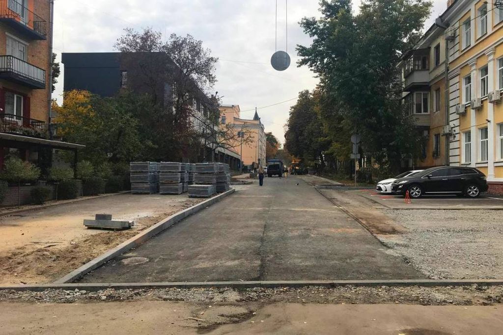 На вулиці Святомиколаївській збільшили площу тротуару, незабаром його оздоблять клінкерною цеглою