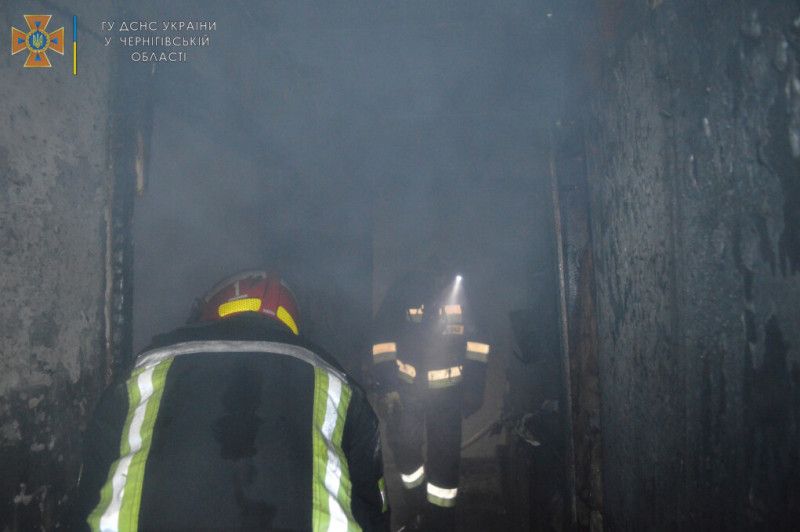 Рятувальники витягнули з вогню трьох людей на Чернігівщині