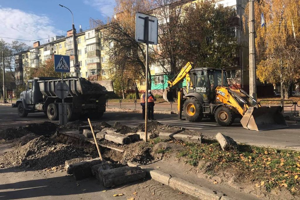 Триває ремонт дороги по вул. Мазепи. ФОТОРЕПОРТАЖ