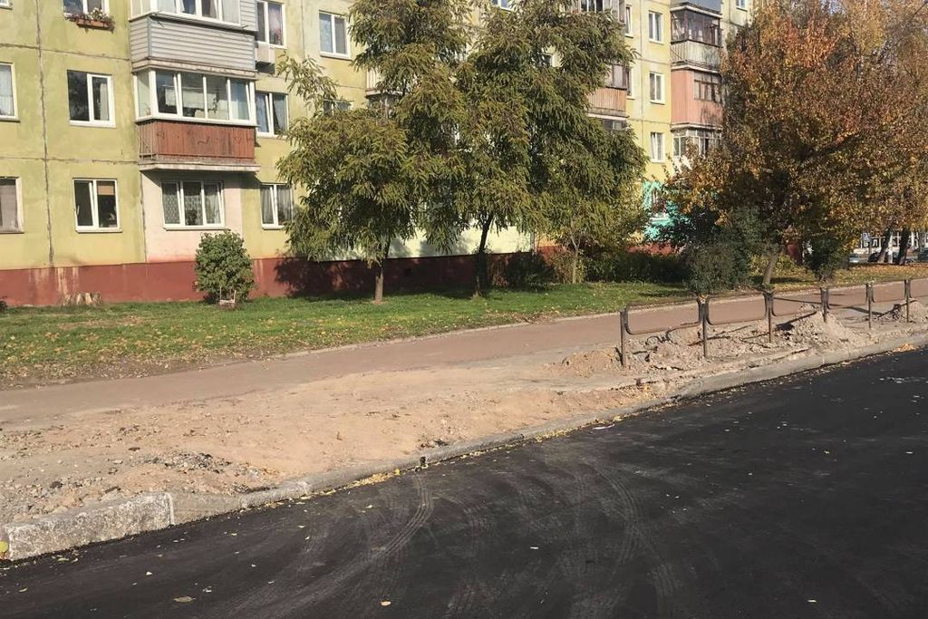 Триває ремонт дороги по вул. Мазепи. ФОТОРЕПОРТАЖ