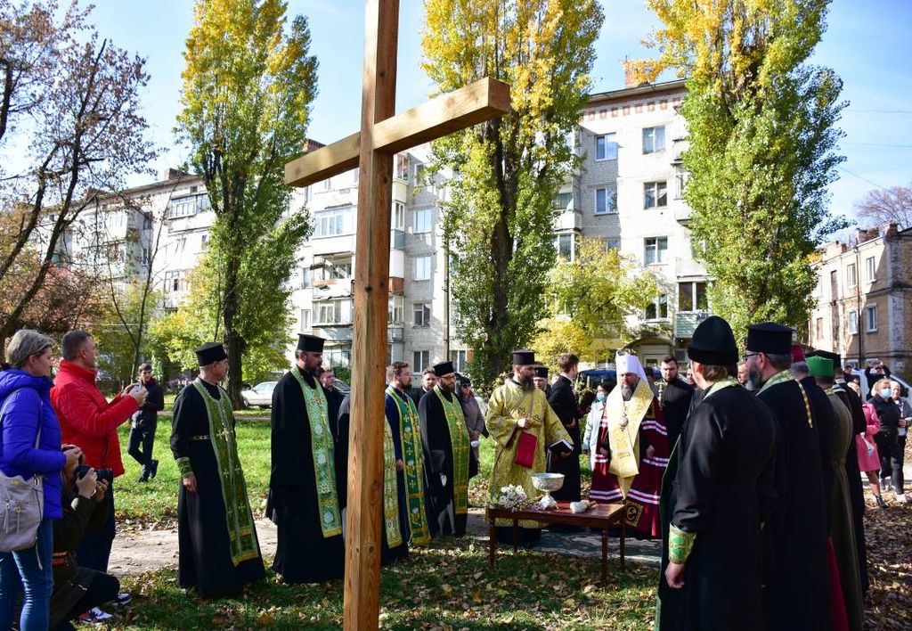 У Чернігові освятили Хрест на місці спорудження майбутнього храму