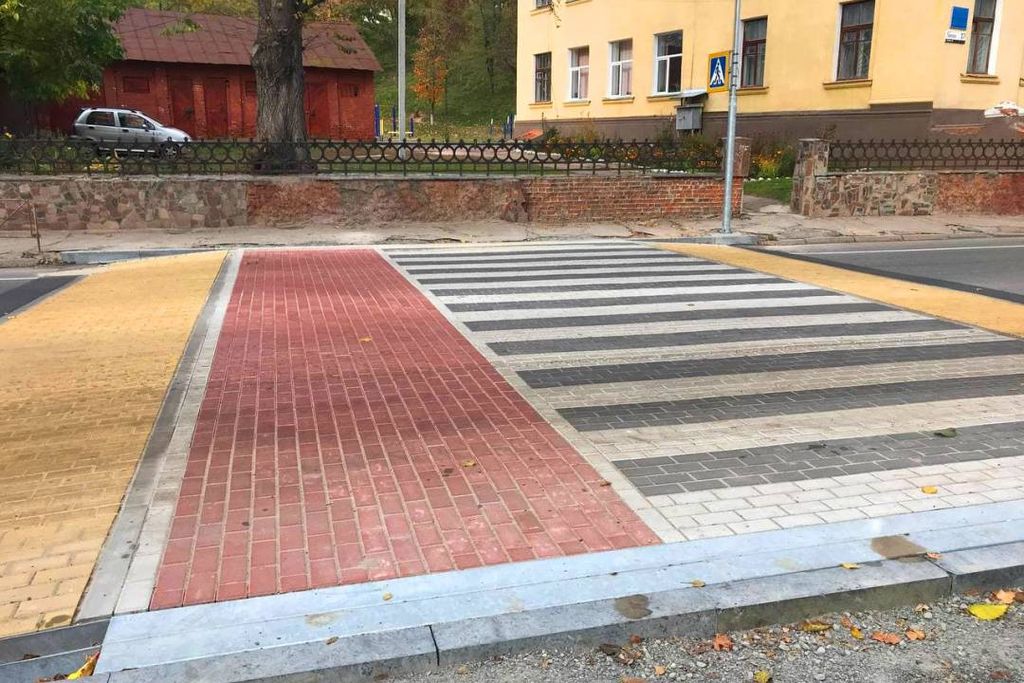 У Чернігові збудували чотири нових підвищених пішохідних переходи