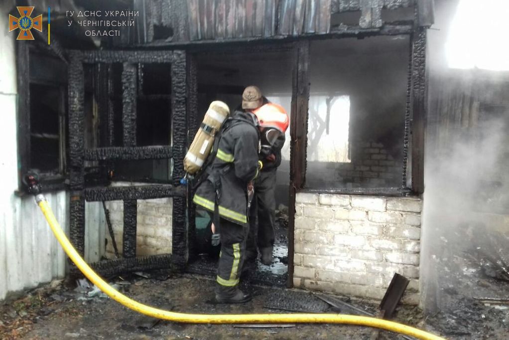 На Чернігівщині через необережність 70-річної жінки спалахнув будинок – її врятували