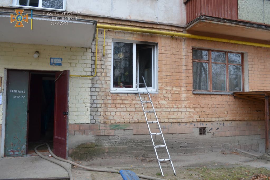 Необережне поводження з вогнем: у Чернігові в пожежі загинула пенсіонерка. ФОТО