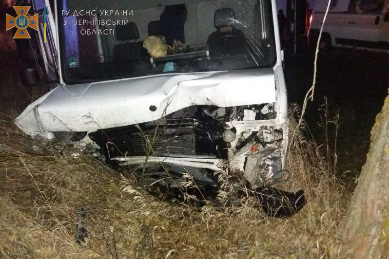 На Чернігівщині рятувальники дістали тіло загиблої водійки з понівеченого легковика. ФОТО