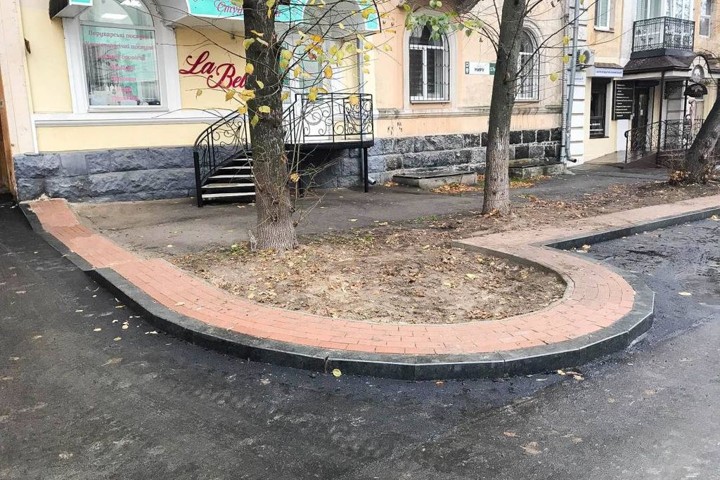 Нова дорога та широкі тротуари: як виглядає вулиця Святомиколаївська після ремонту. ФОТО