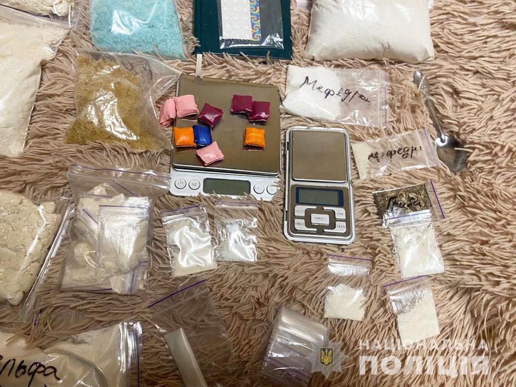 На Чернігівщині двоє чоловіків та жінка організували наркомагазин. ФОТО