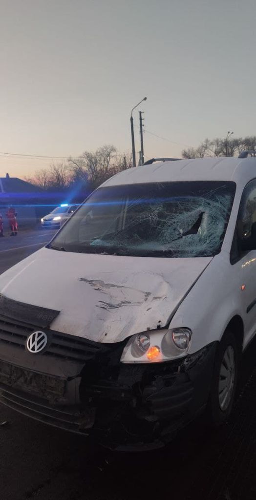 На трасі Київ-Чернігів жінка загинула під колесами Volkswagen Caddy. ФОТО