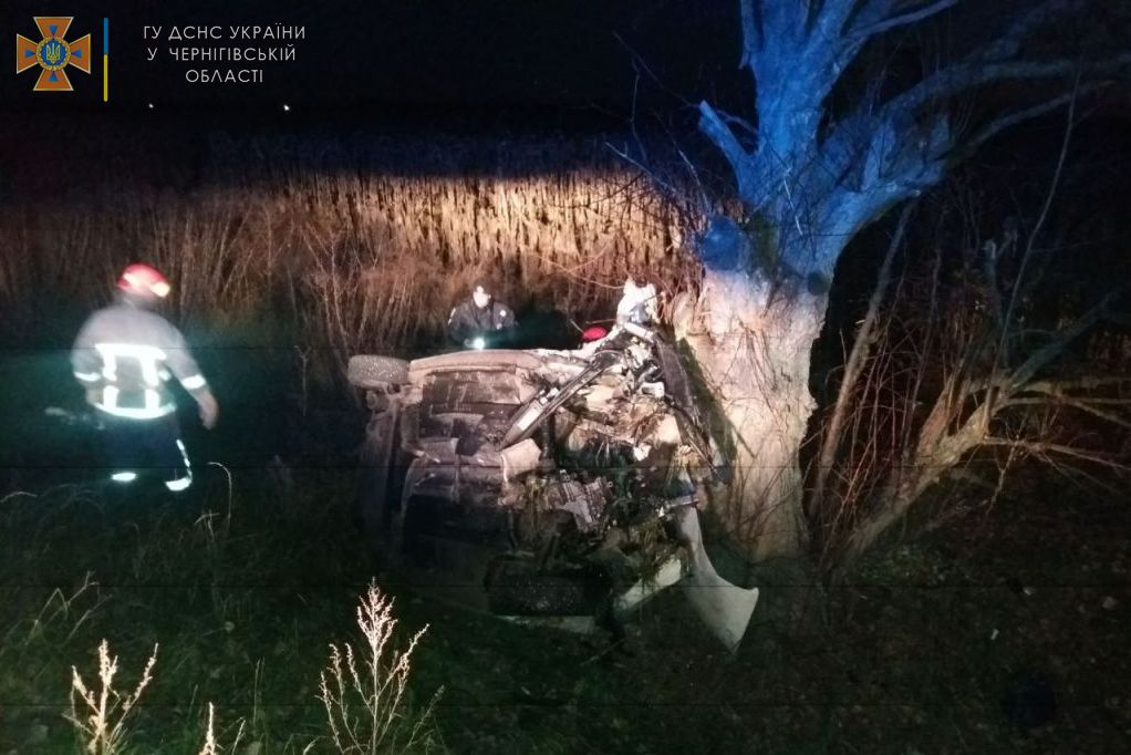 На Чернігівщині рятувальники дістали тіло загиблої водійки з понівеченого легковика. ФОТО