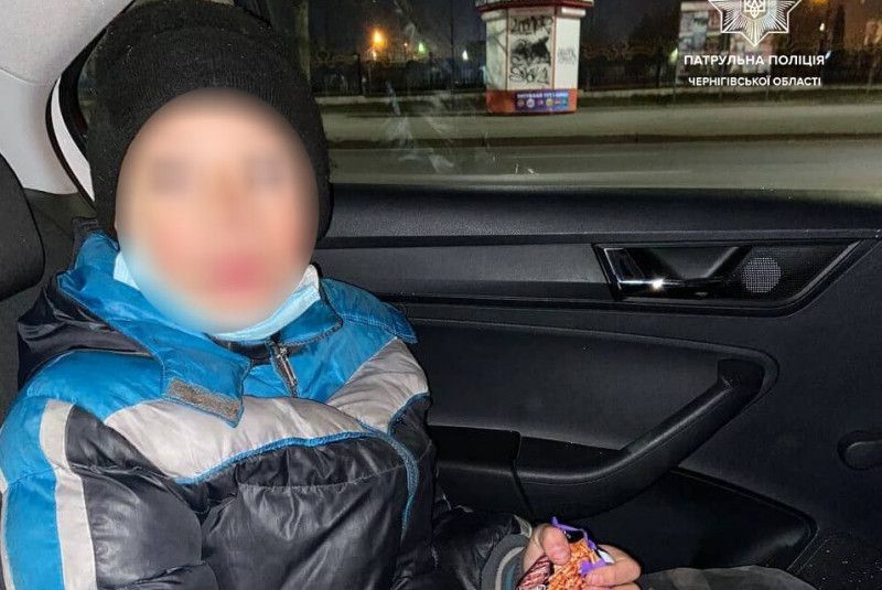 Чернігівські патрульні розшукали та повернули додому 12-річного хлопчика