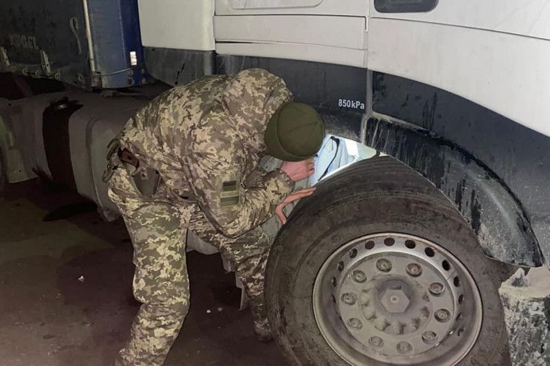 Чернігівські прикордонники виявили вантажівку зі знищеним номером кузова