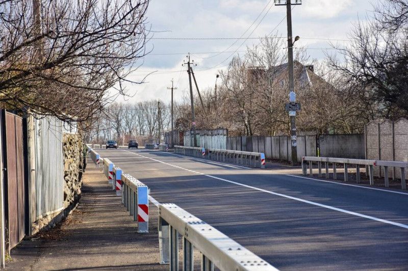 Дорога по вулиці Олександрівській у Чернігові отримала новий асфальт, розмітку та відбійники