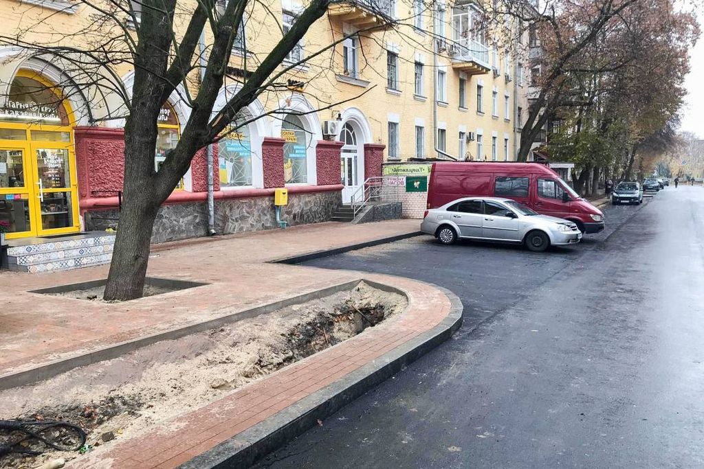 Нова дорога та широкі тротуари: як виглядає вулиця Святомиколаївська після ремонту. ФОТО