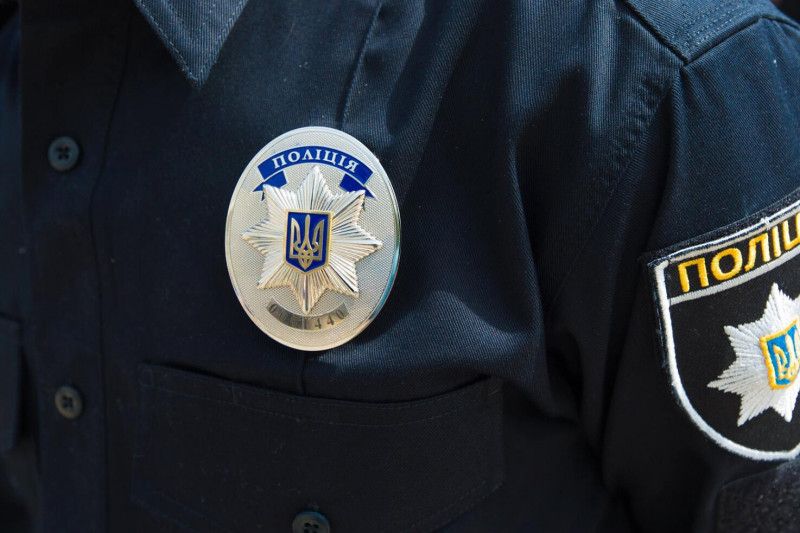 На Чернігівщині поліцейський бив і душив водія скутера під час руху: людина отримала інвалідність