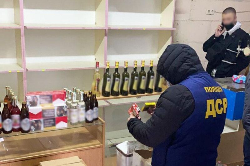 На Чернігівщині поліція викрила торговця фальсифікованим алкоголем і цигарками